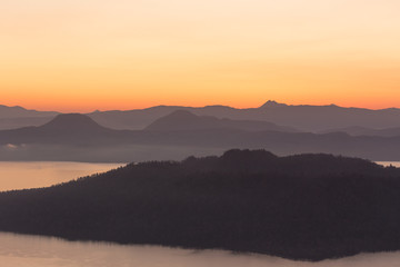 日本・北海道東部の国立公園、夜明けの屈斜路湖