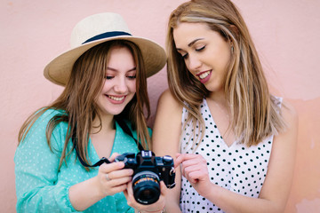 A friend teaches how to operate a reflex camera