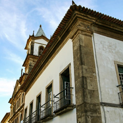 Fototapeta na wymiar Perspectiva de esquina de igreja barroca em Salvador na Bahia