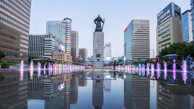 Time lapse Tourists visiting Colour floor water fountain and Statue of Admiral Yi Sun-Shin at Gwanghwamun plaza in Seoul City,South Korea