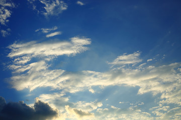 Obraz premium sunlight shine through cloud on dramatic blue sky background