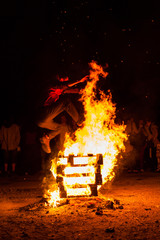 Fuego en las hogueras de San Juan en Pamplona, en el solsticio.