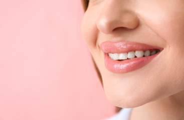 Obraz premium Young woman with beautiful smile on color background, closeup