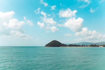 Fototapeta premium The ocean and the island, the sun and the waves in the evening