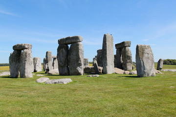 Naklejka premium View of Stonehenge with green meadow and blue sky on a sunny day in Spring, United Kingdom