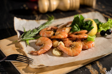 boiled king prawns, restaurant serving, large prawns, prawns serving on a wooden board