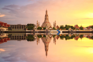 Beautiful temple. Wat Arun Temple at sunset in bangkok Thailand. Landmark of Thailand - obrazy, fototapety, plakaty