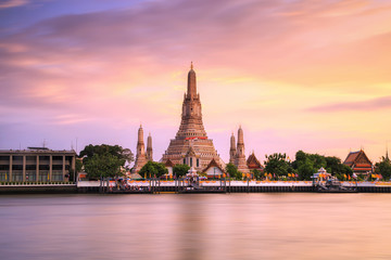 Obraz premium Wat Arun Ratchawararam Ratchawaramahawihan at sunset in bangkok Thailand. Landmark of Thailand