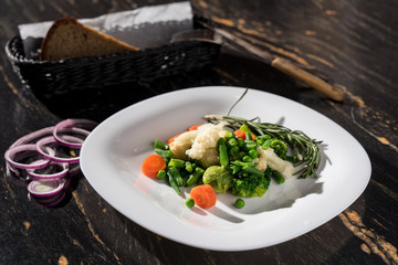 garnish of vegetables to hot, beans, broccoli, carrots, green peas