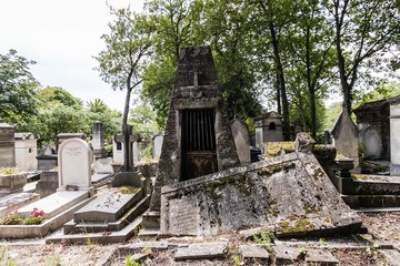 Fototapeta na wymiar New, old, and ruined tombs in the Père Lachaise Cemetery, Paris