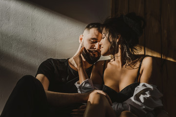 Naklejka premium a man and woman in love in the sun on a black background. love happy relationships