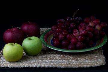 Naklejka na ściany i meble uvas y manzanas 