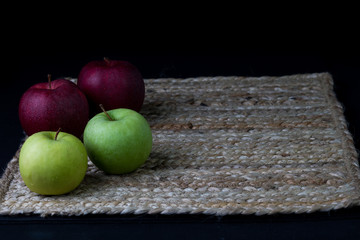 manzanas verdes y rojas