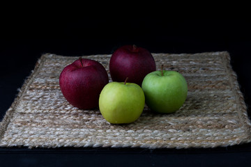 manzanas verdes y rojas