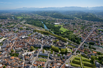 Aerial view of central Pau and the Boulevard des Pyrénées from the north-west