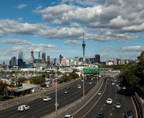 Fototapeta na wymiar City skyline witj highway traffic
