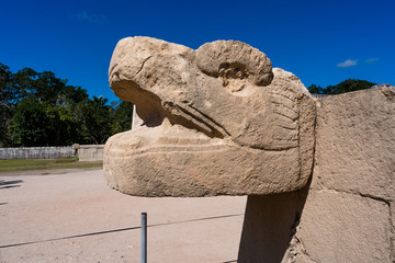 statue &agrave; Chich&eacute;n Itz&aacute;