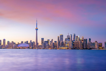 Fototapeta premium Toronto city Skyline o zachodzie słońca w Kanadzie