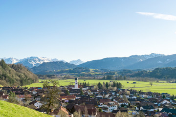 Fototapeta na wymiar Blick auf Altstädten in Bayern in der Nähe von Sonthofen, Fischen im Allgäu und Oberstdorf mit den Allgäuer Alpen im Hintergrund