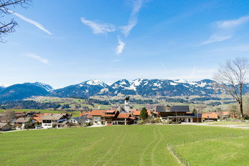 Blick auf Schöllang in Bayern in der Nähe von Fischen im Allgäu und Oberstdorf mit den Allgäuer...