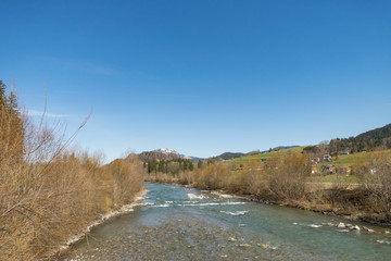 Blick von der Brücke bei Fischen im Allgäu auf den Fluss Iller