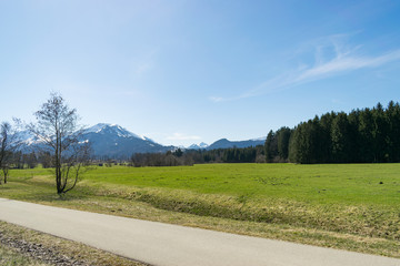 Fototapeta na wymiar Die Straße führt nach Oberstdorf im Allgäu. Die Allgäuer Hochalpen sind charakteristisch für das Oberallgäu. 