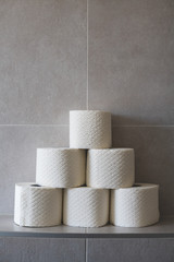 Klopapier als Luxusgut in Zeiten von Corona-Klopapierrollen als Pyramide im Badezimmer aufgebaut