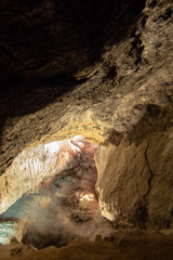 cueva iluminada