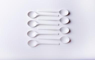 grupo de cucharas de plástico sobre un fondo blanco