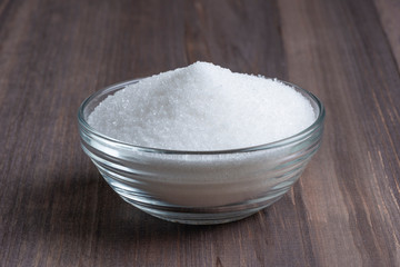 Fototapeta na wymiar Azúcar blanco en un bol de cristal en la mesa
