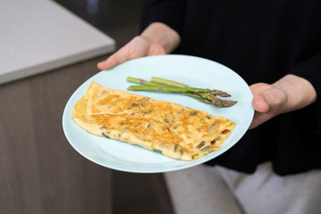Tortilla de col kale con ajos tiernos