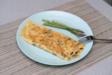 Tortilla de kale con ajos tiernos