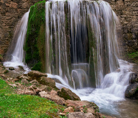 Fototapeta premium Jeux d'eau avec le Gardon à Vareille, Ambérieu-en-Bugey