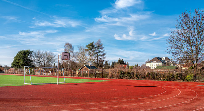 Sportplatz hinter einem Schulgeb&auml;ude in Berlin Pankow
