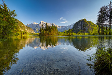 Sommerlicher Gebirgssee in Österreich