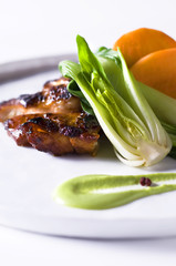 Maiale stufato con pak choi e wasabi