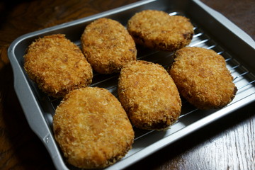 家庭料理の揚げたてコロッケ