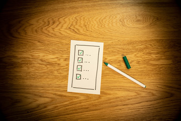 Checkliste auf Holzhintzergrund