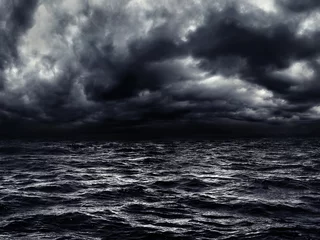 Raamstickers donkere stormachtige zee met een dramatische bewolkte lucht © plus69