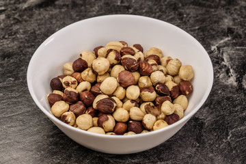 Geröstete Haselnüsse in einer weißen Schüssel