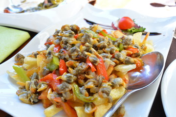 Berberechos con pimientos y patatas