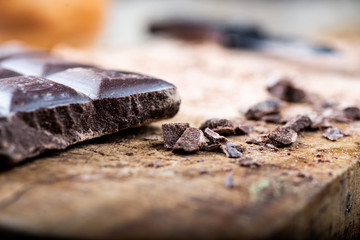 chocolate sobre una mesa rústica
