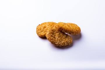 nuggets de pollo sobre un fondo blanco