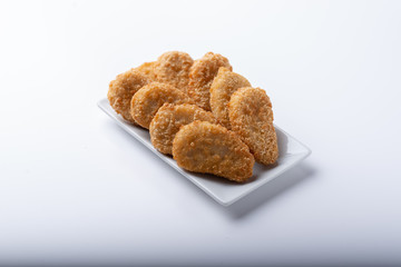 nuggets de pollo sobre un fondo blanco