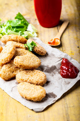 nuggets de pollo sobre una mesa rústica