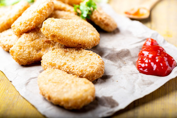 nuggets de pollo sobre una mesa rústica
