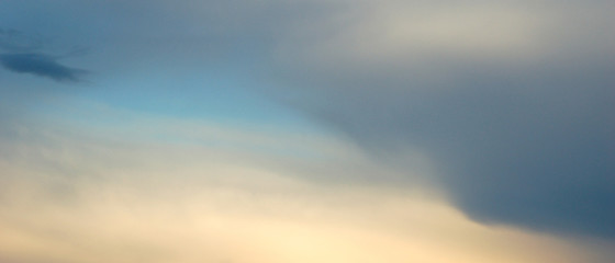 Bannière texture de ciel aux nuages coloré blanc et bleu au coucher du soleil