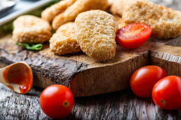 nuggets de pollo sobre una mesa rústica