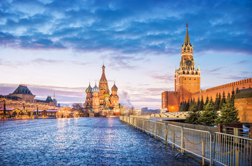 Fototapeta na wymiar Красная Площадь на рассвете Red Square in Moscow under a blue dawn sky