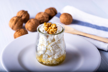 
requeson con frutos rojos sobre un fondo blanco
